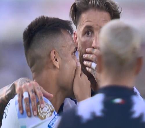 半场结束，劳塔罗与拉莫斯开心对话