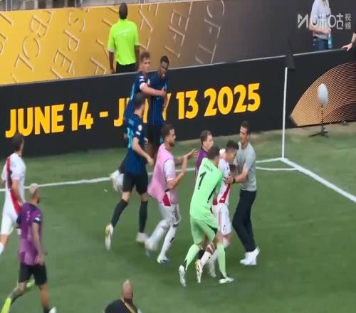 火药味！赛后阿库尼亚欲追打邓弗里斯，场面一度失控