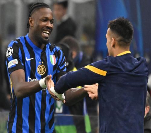 罗体：劳塔罗和小图拉姆一起喝咖啡并平静交流，希望修复关系