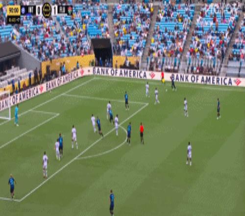 可惜啊！奥古斯托无人看防迎球爆射，直接踢上看台