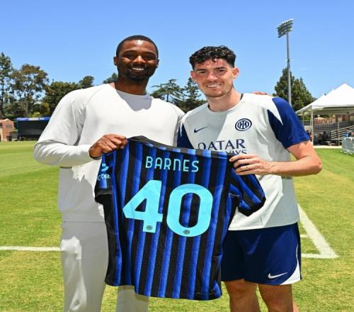 巴恩斯巴斯托尼NBA球星巴恩斯造访国米，获赠40号球衣