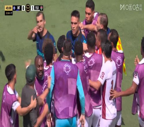 国米边线球被弗鲁米嫩塞教练踢走，两队场边爆发冲突