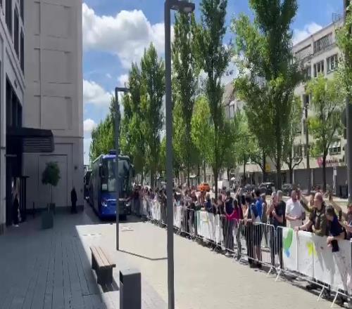 国米全队抵达在慕尼黑的下榻酒店，约200名球迷现场欢迎