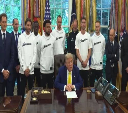 一度尴尬！特朗普接见尤文球员时突然提问：你们队能加入女性吗