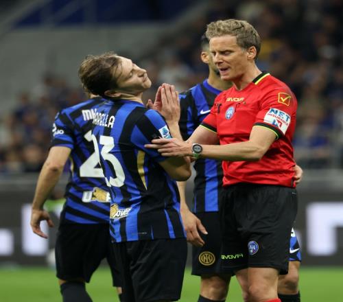 崩溃了！比塞克送点，巴雷拉对主裁怒吼：我在拼命！这能是点球