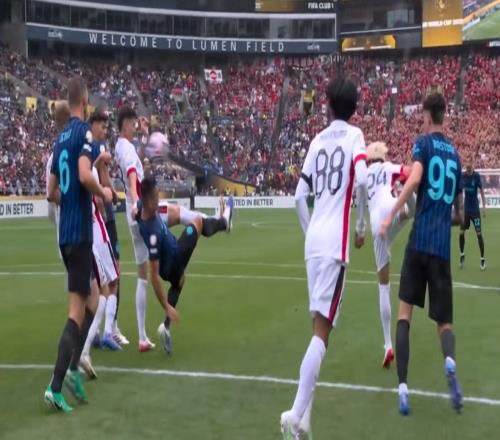 这球帅！劳塔罗背身高难度背身勾射破门，国米扳平比分