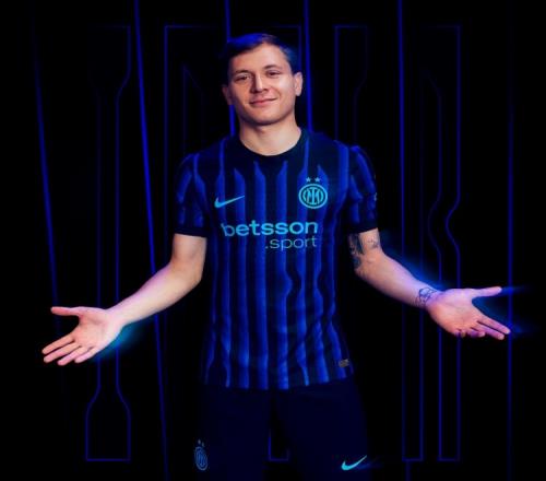 国米发布新赛季主场球衣：传统蓝黑条纹，亮青色队徽+赞助商标志