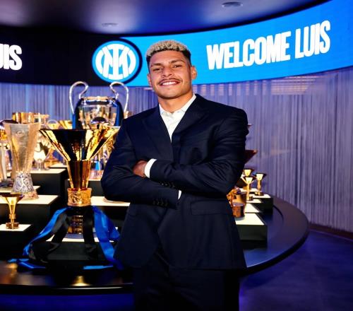 记者：路易斯恩里克表现不错，若再有一点自信会踢得更好