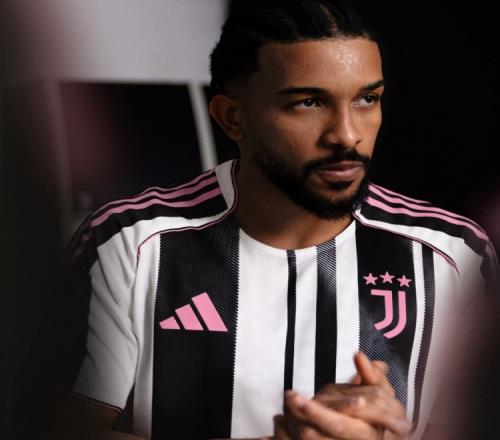 尤文发布新赛季主场球衣：经典黑白配色，粉色队徽+肩膀条纹