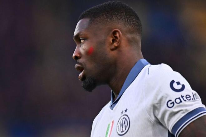 意甲球员在第十二轮比赛中涂上红色面彩，向针对女性的暴力说不