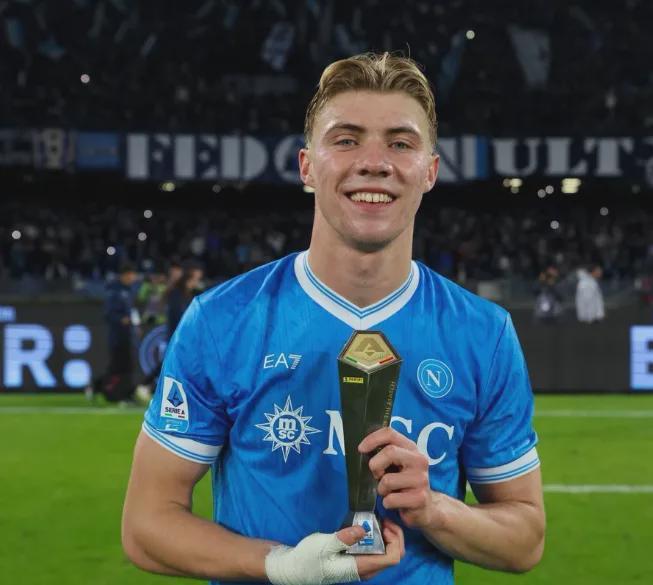 曼联旧将，“梅开二度”的霍伊伦，带队领跑意甲，尴尬吗曼联