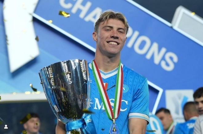 打脸！曼联弃将随那不勒斯夺意超杯后晒照：多么伟大的决定