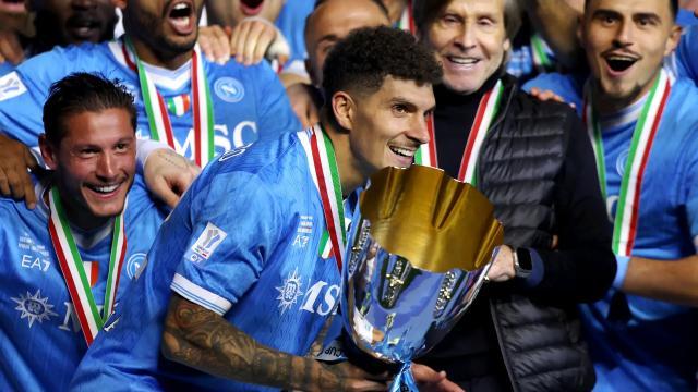 用冠军致敬迭戈时代，”超级“那不勒斯捧杯