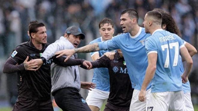 孔蒂冲入球场平息混战！那不勒斯2-0拉齐奥，三张红牌引爆意甲
