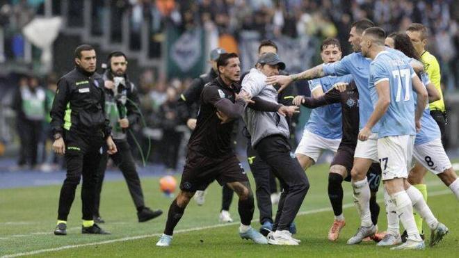 2-0！意甲卫冕冠军暂升第2，火爆3红6黄：两队群殴+56岁孔蒂拉架