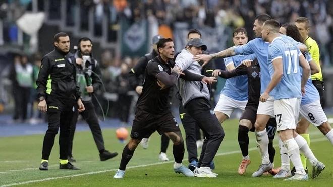 2-0意甲卫冕冠军暂升第2！火爆3红6黄，两队群殴56岁孔蒂进场拉架