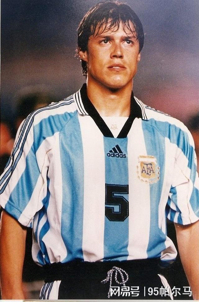 效力意甲三大豪门的悍将，30岁对足球失去热情，39岁疯狂教练模式