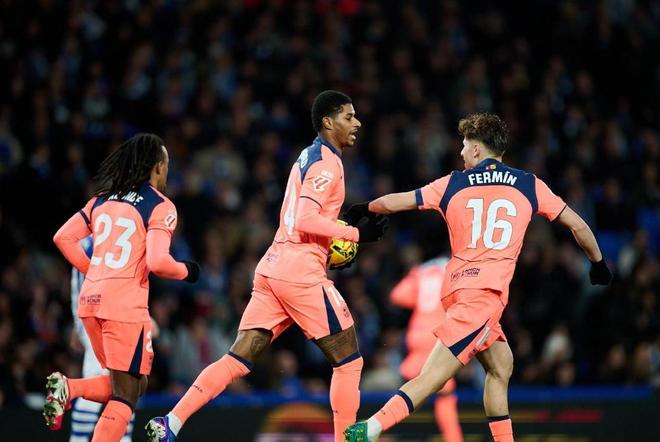 足坛一夜动态：AC米兰时隔33年再造神迹，巴萨1-2爆冷终结11连胜