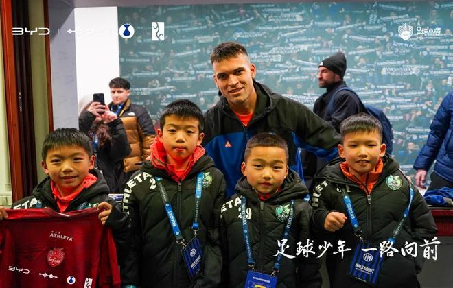 比亚迪携手中国足球小将出征意大利，参观了圣西罗并观摩意甲