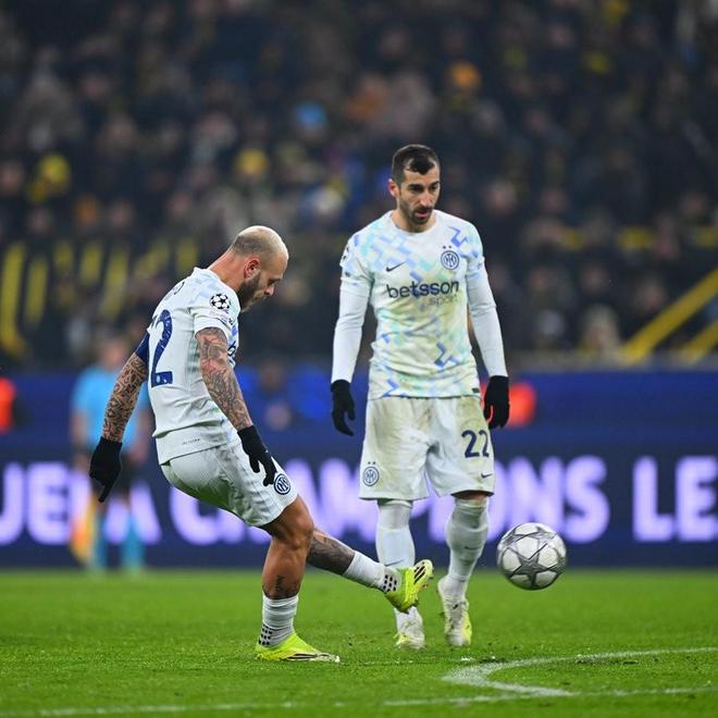 自三冠王赛季的斯内德以来，国米首次欧冠客场打进直接任意球