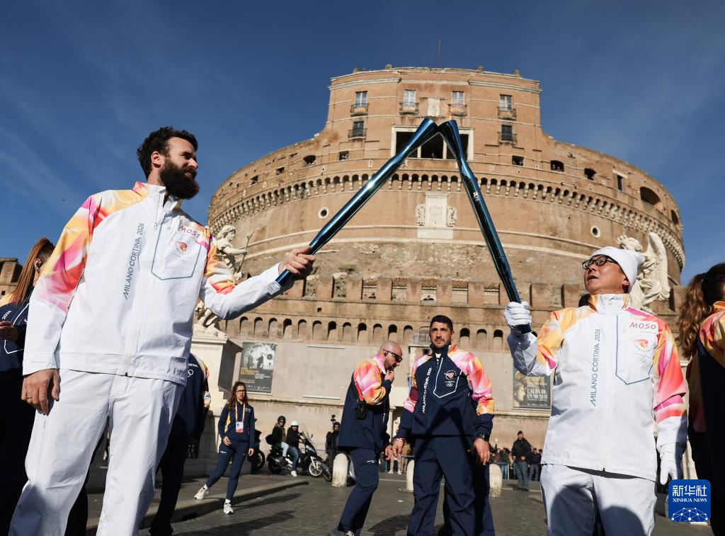 米兰冬奥会火炬在罗马传递