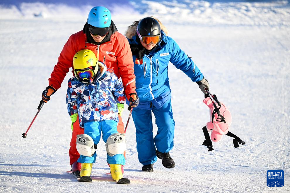 乌兰察布：寒冷难挡冰雪运动热情