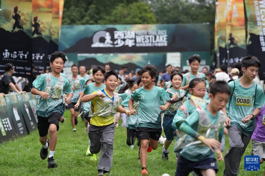 西湖边的少年越野赛