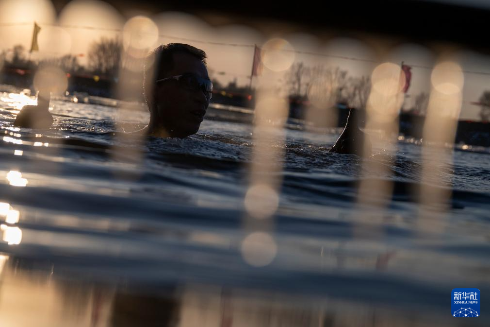 全民健身:冰城冬泳正当时