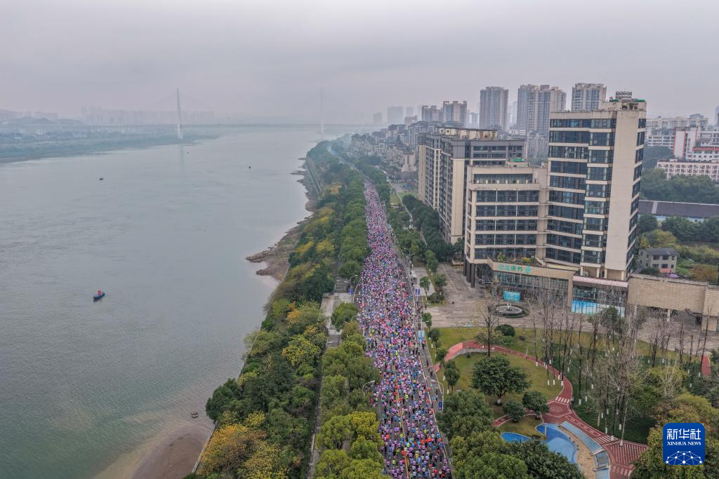 2025重庆半程马拉松鸣枪开跑