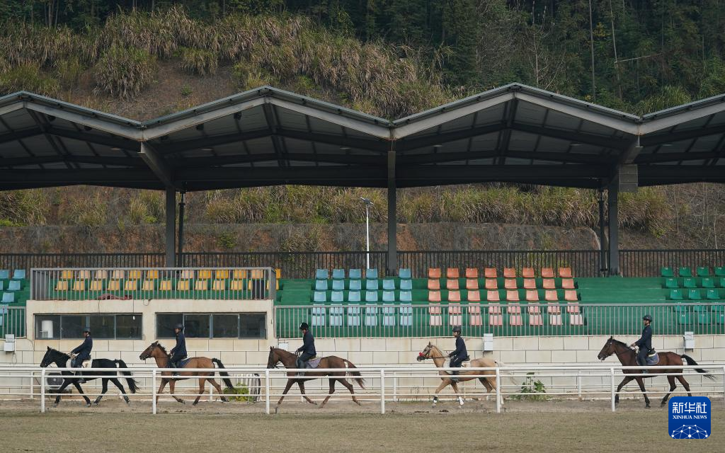 山乡少年筑梦马术小镇