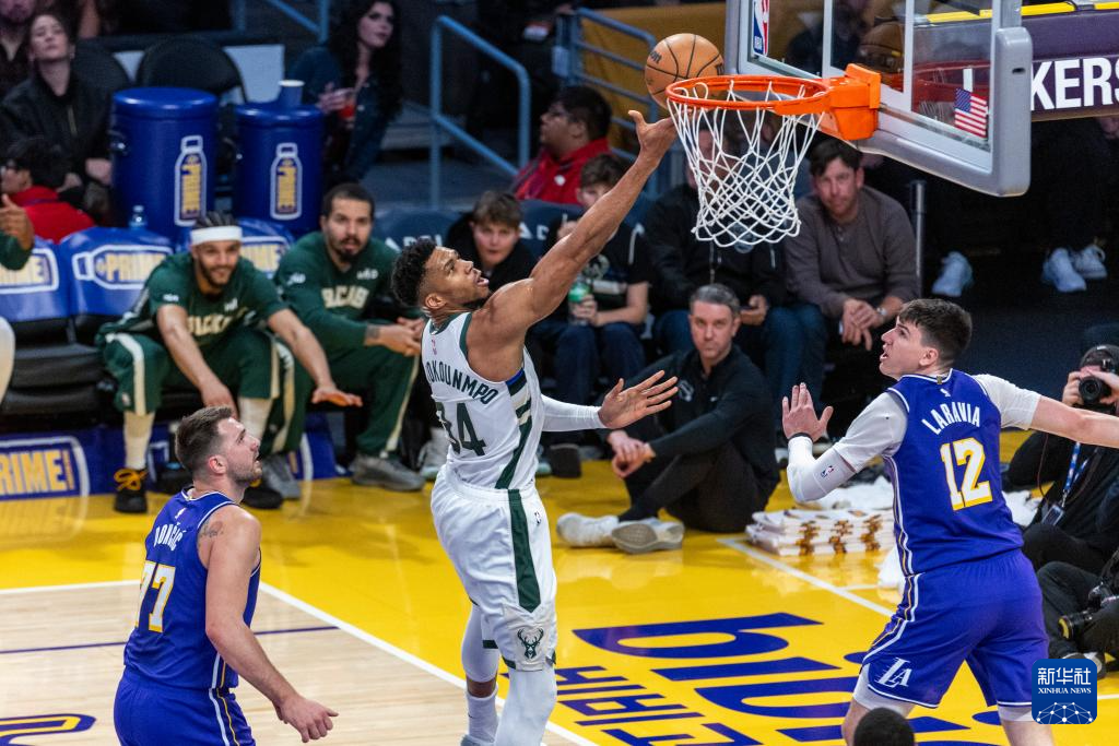 NBA常规赛：雄鹿胜湖人