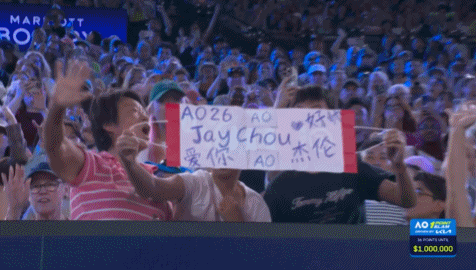 影响力！周杰伦入场时全场欢呼 摘墨镜给长时间特写+随后火速出局