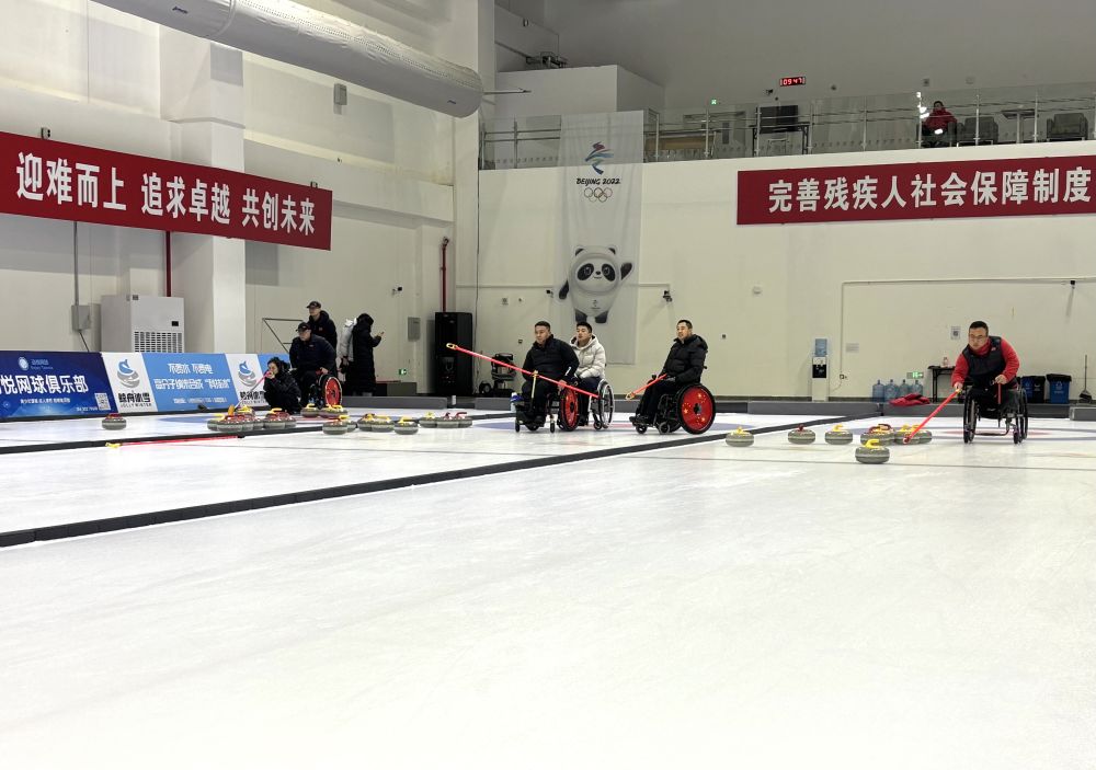 中国轮椅冰壶队、残奥冰球队全力备战米兰冬残奥会