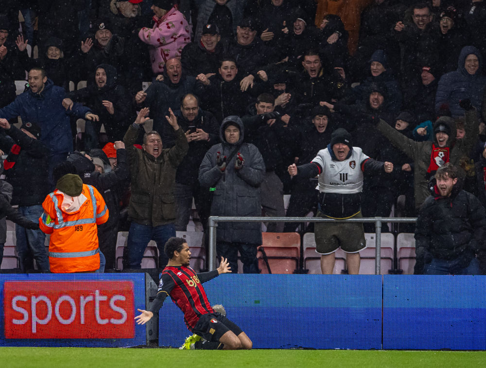 英超综合：曼城主场获胜止颓势 利物浦客场遭“绝杀”