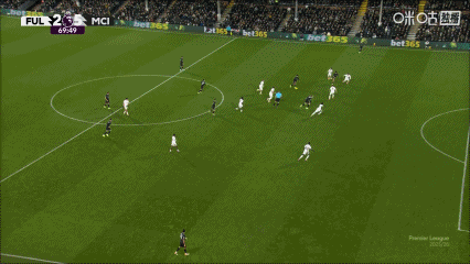 哈兰德后点力压对手头球攻门，可惜击中立柱弹出