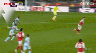 创飞了！因卡皮耶被小蜜蜂球员撞出绿茵场