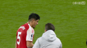 因卡皮耶下场与加布里埃尔有说有笑，加布里埃尔还伸手挠他的下巴