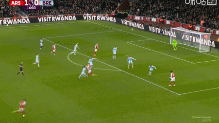 差点被同样的招式干了！沙德甩头攻门，拉亚极限将球扑至横梁