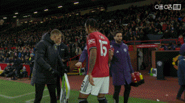 曼联半场换人，约罗登场，换下身背一张黄牌的海文