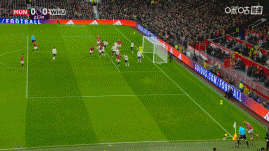 曼联战术角球，姆伯莫边路突然兜射远角，可惜被门将扑出