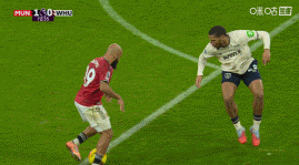 姆伯莫禁区内倒地裁判未判犯规,库尼亚跟进射门被挡出 姆伯莫禁区内倒地裁判未判犯规,库尼亚跟进射门被挡出