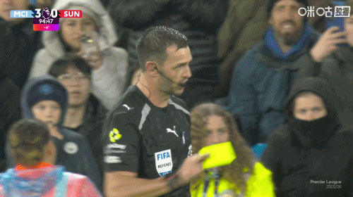 英超官方:经VAR检查,奥尼恩铲球危及对方球员安全而改判红牌 英超官方:经VAR检查,奥尼恩铲球危及对方球员安全而改判红牌