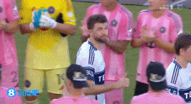 决赛遗憾落败，穆勒领取奖牌后向球迷致意