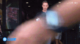 谁能捧杯？前NBA巨星纳什带美职联总决赛奖杯入场