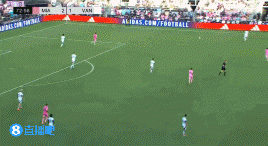 还好无大碍！梅西遭库巴斯飞铲痛苦倒地，后者染黄