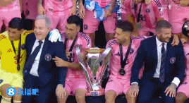 完美谢幕！布斯克茨与阿尔巴坐一起与奖杯合影，身旁是老板