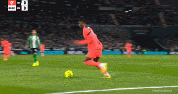 依旧圆规！巴萨进攻越位被吹停，安东尼再现经典动作小秀一下