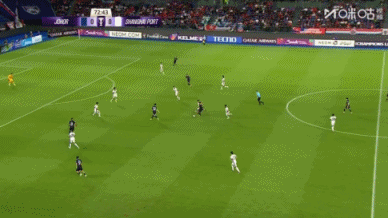 逃过一劫！张琳芃失误柔佛打门中柱，弹在陈威头上擦着立柱偏出！