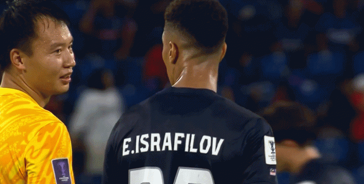 48脚打门0-0！比赛结束后，柔佛后卫和陈威边走边聊