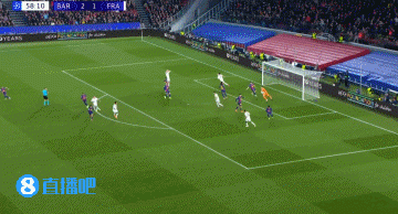 这没进！巴萨前场多打少，莱万做球，拉什福德近距离打门被封堵